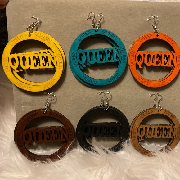 Queen Earrings - Picture 2 of 3